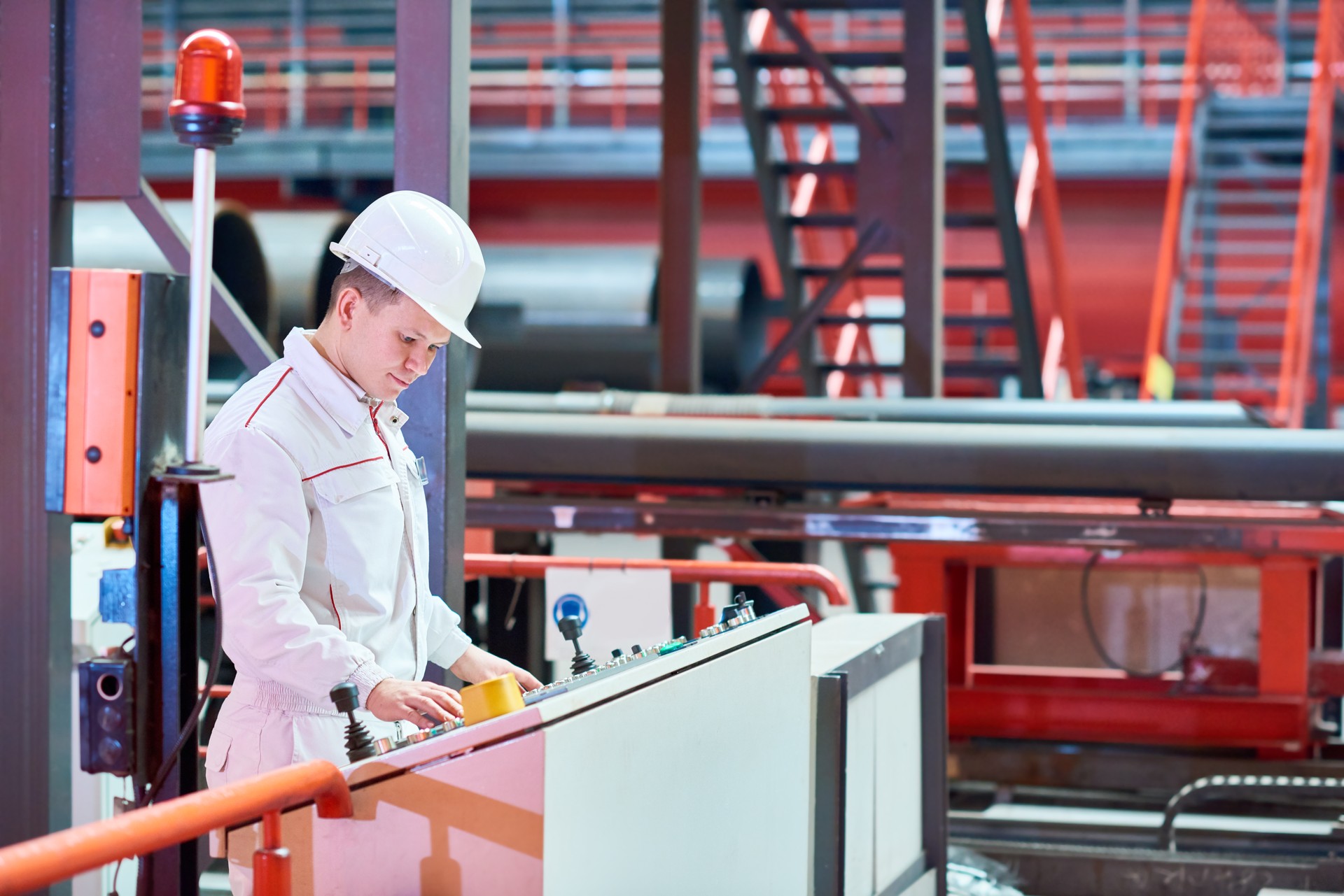 Ingeniero de funcionamiento de máquina en la planta de concentrado